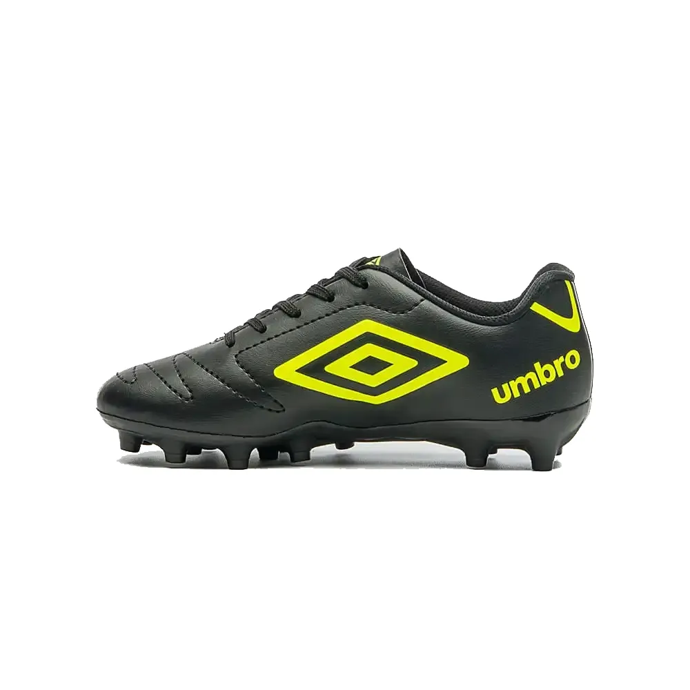 Vista lateral da chuteira Umbro Class 2.2 infantil em preto com detalhes em limão, destacando o fechamento em cadarço e solado com travas.
